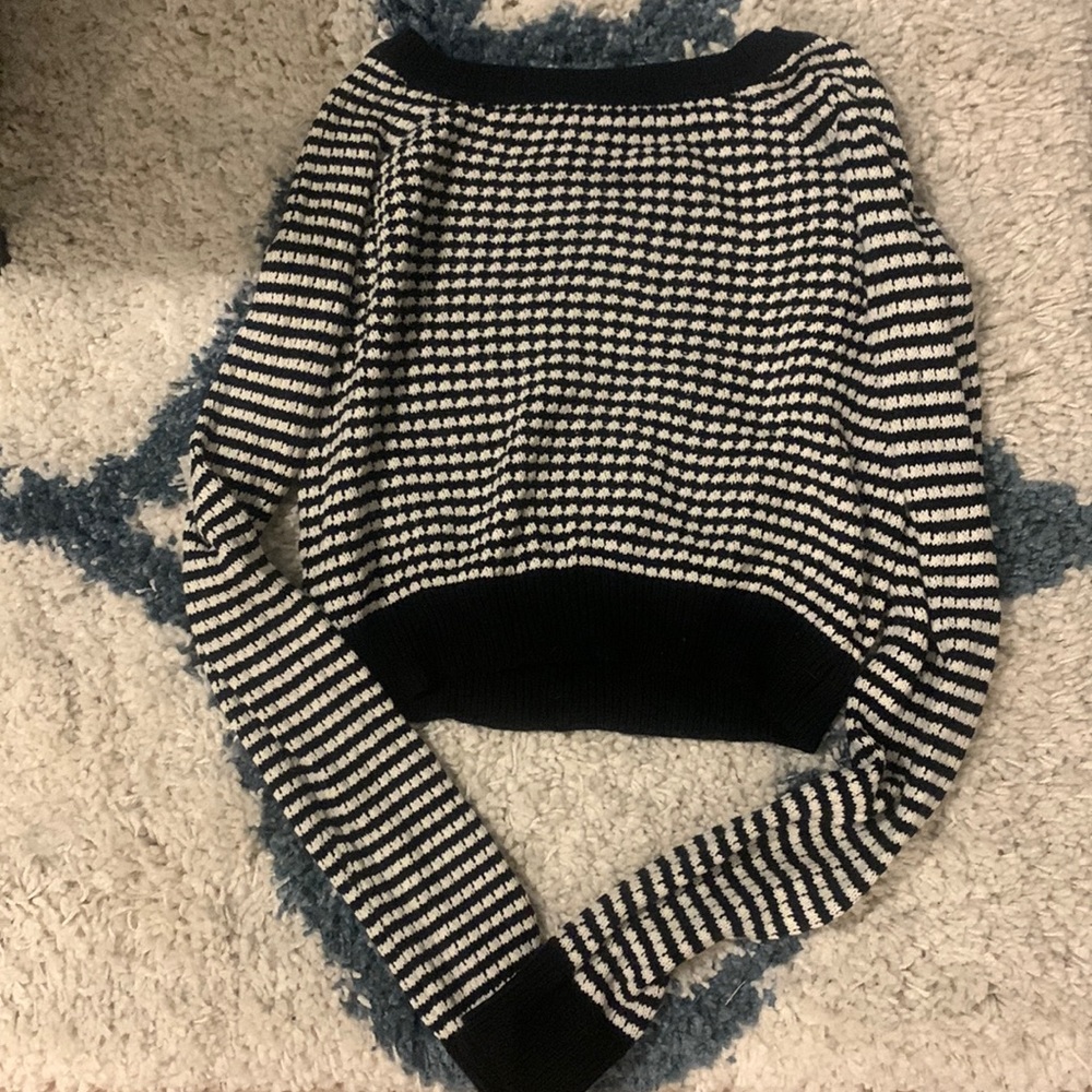 Crop black and white sweater